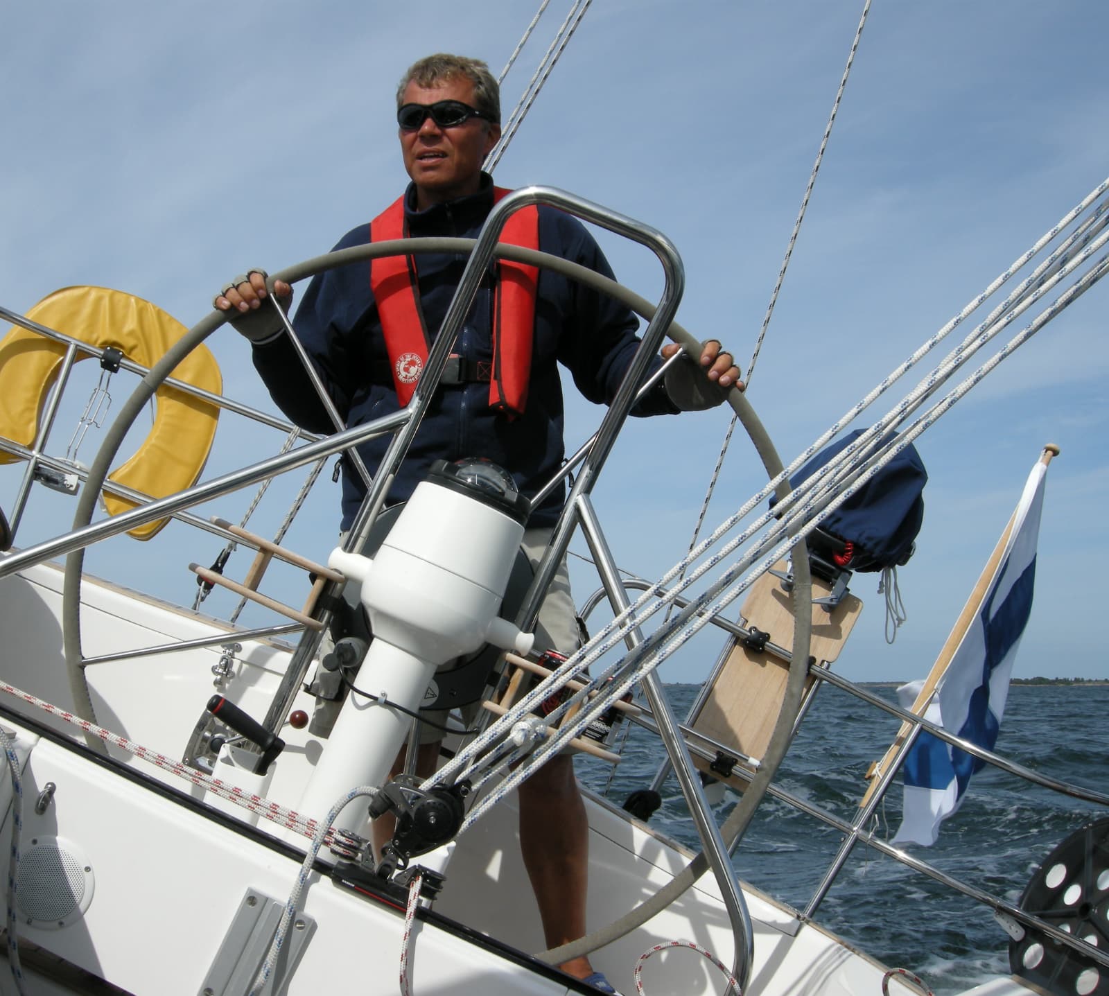 Sauli veneen ruorissa